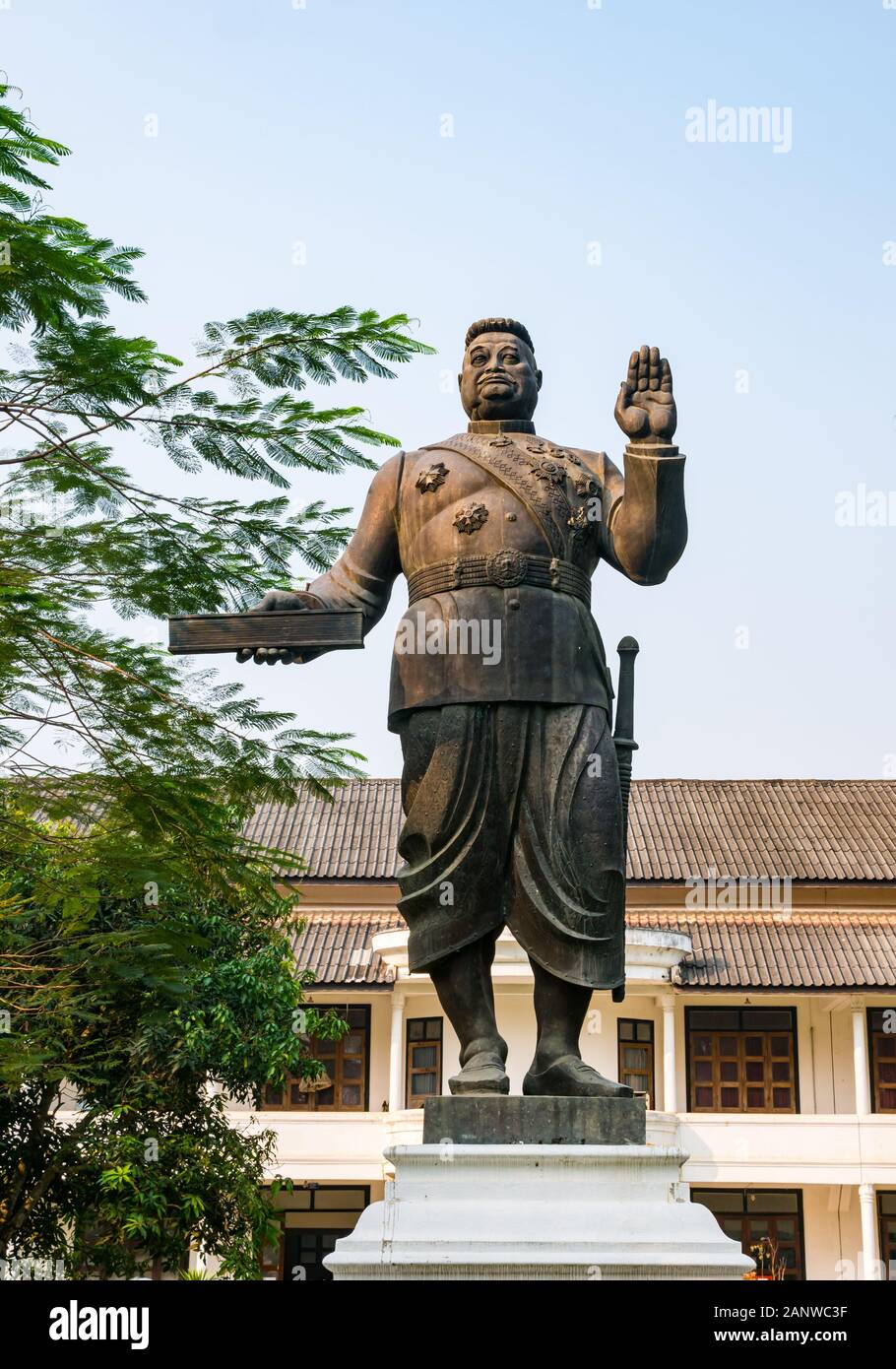 Estatua del rey Sisavangvong, el Palacio Real, en Luang Prabang, Laos, Sudeste de Asia Foto de stock