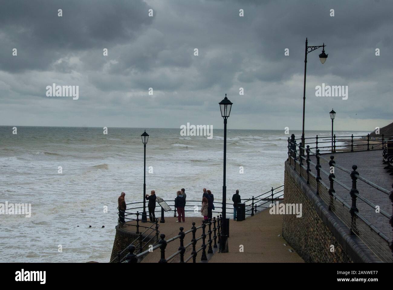 CROMER, Reino Unido - 13 Oct 2013 - Stormy weather Cromer Redondo Pier en Cromer Norfolk Inglaterra Foto de stock