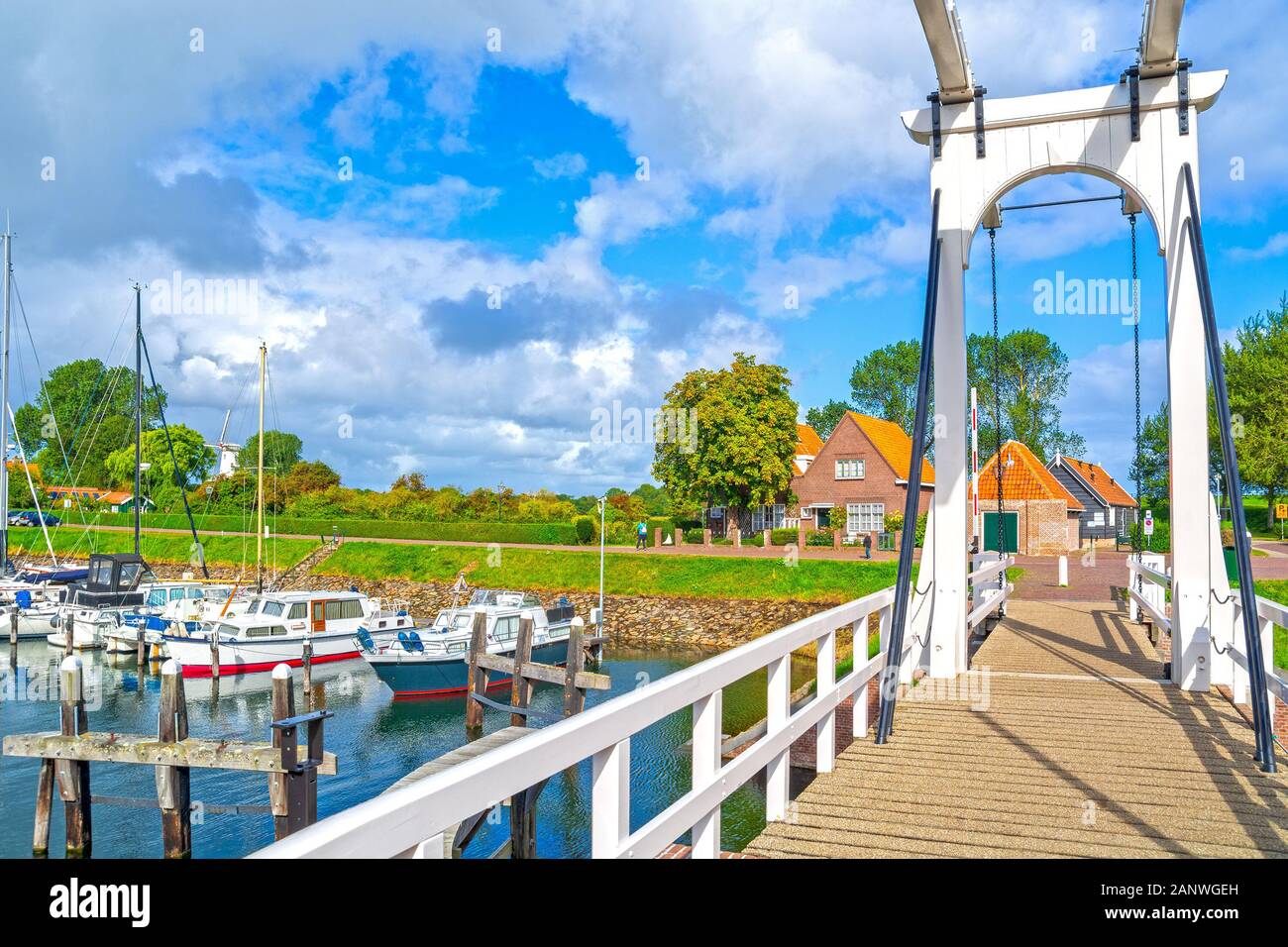 Veere, en la región de Walcheren, en la provincia de Zeeland, Holanda, con vistas al puerto y al puente de la Reina Beatrix, un típico puente levadizo blanco holandés a Foto de stock