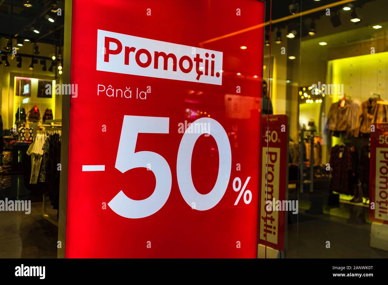 Descuento, venta letreros, carteles rojos ofrecen, maqueta anunciar mostrar  marco encima de la ropa en un centro comercial o un almacén para mostrar un  producto de promoción Fotografía de stock - Alamy