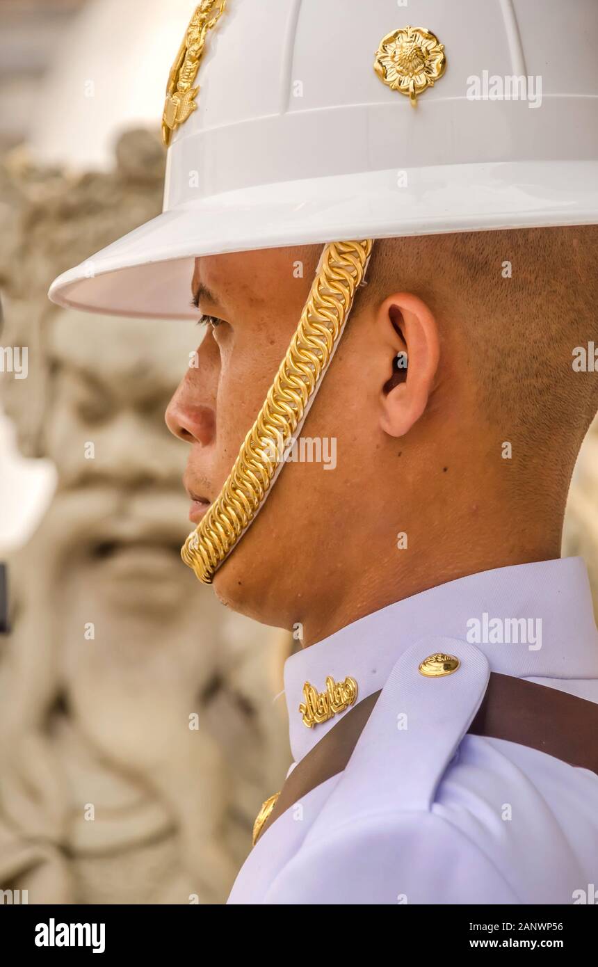 BANGKOK, TAILANDIA - Dic. 23, 2018: Cierre de ceremonial uniformada de la guardia del rey de Royal Thai fuerzas armadas estacionadas en el Grand Palace, Bangkok. Foto de stock