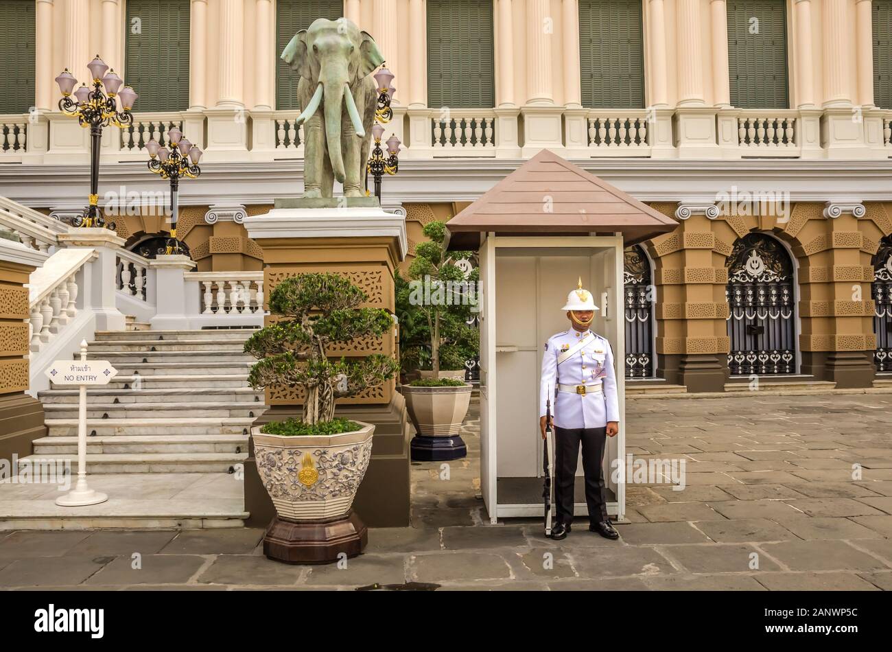 BANGKOK, TAILANDIA - Dic. 23, 2018: ceremonial uniformada de la guardia del rey de Royal Thai fuerzas armadas estacionadas en el Grand Palace, Bangkok. Foto de stock