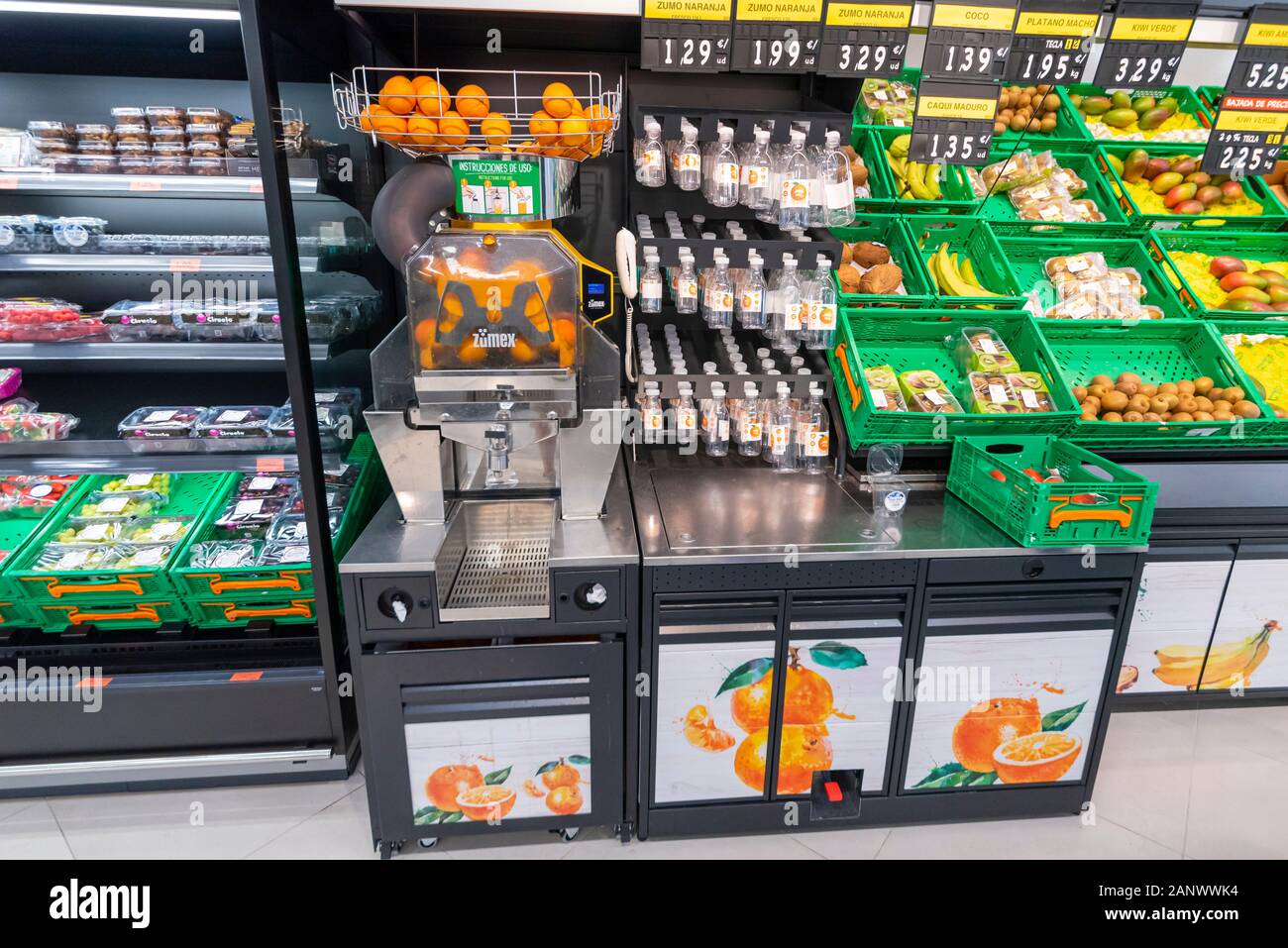 segunda mano Engreído litro Máquina de licuado de naranja en la tienda de Superstore de Mercadona en  Mazarron Park Retail Estate Mazarron, Murcia, Costa Calida, España, UE.  Licuadora naranja Fotografía de stock - Alamy