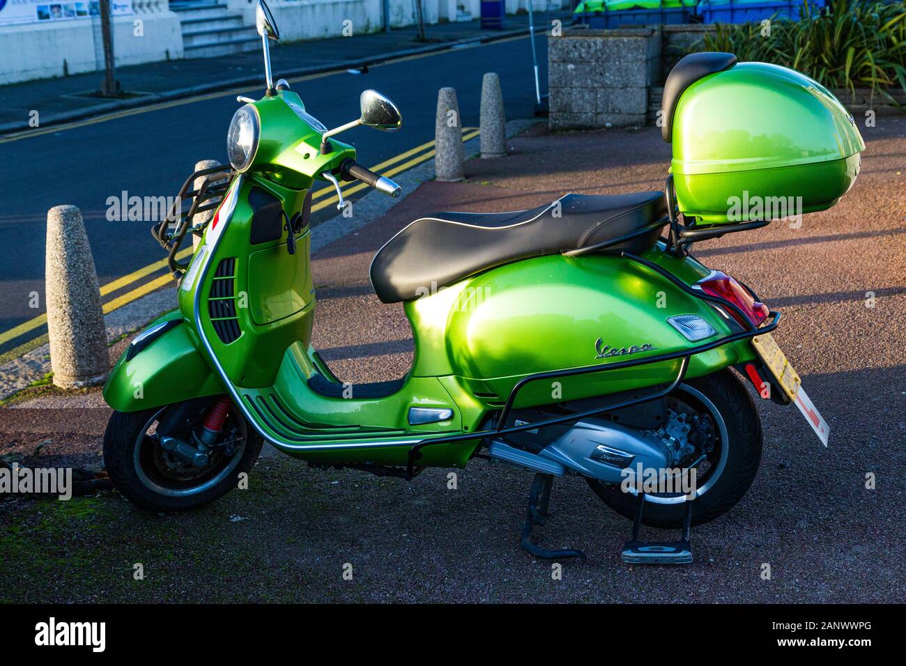 Folkestone, Kent. En el Reino Unido. Un verde metálico Vespa scooter  Fotografía de stock - Alamy