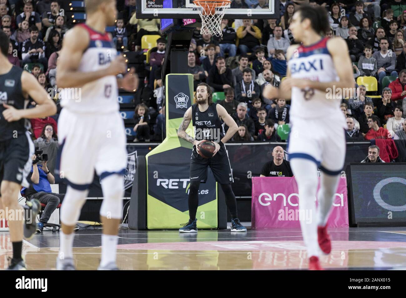 Bilbao, País Vasco, España. 19 ene, 2020. ONDREJ BALVIN (12) con el balón,  buscando un pase durante el juego entre RETABet Bilbao Basket y BAXEI RODO  Manresa en Miribilla Bilbao Arena. Crédito: