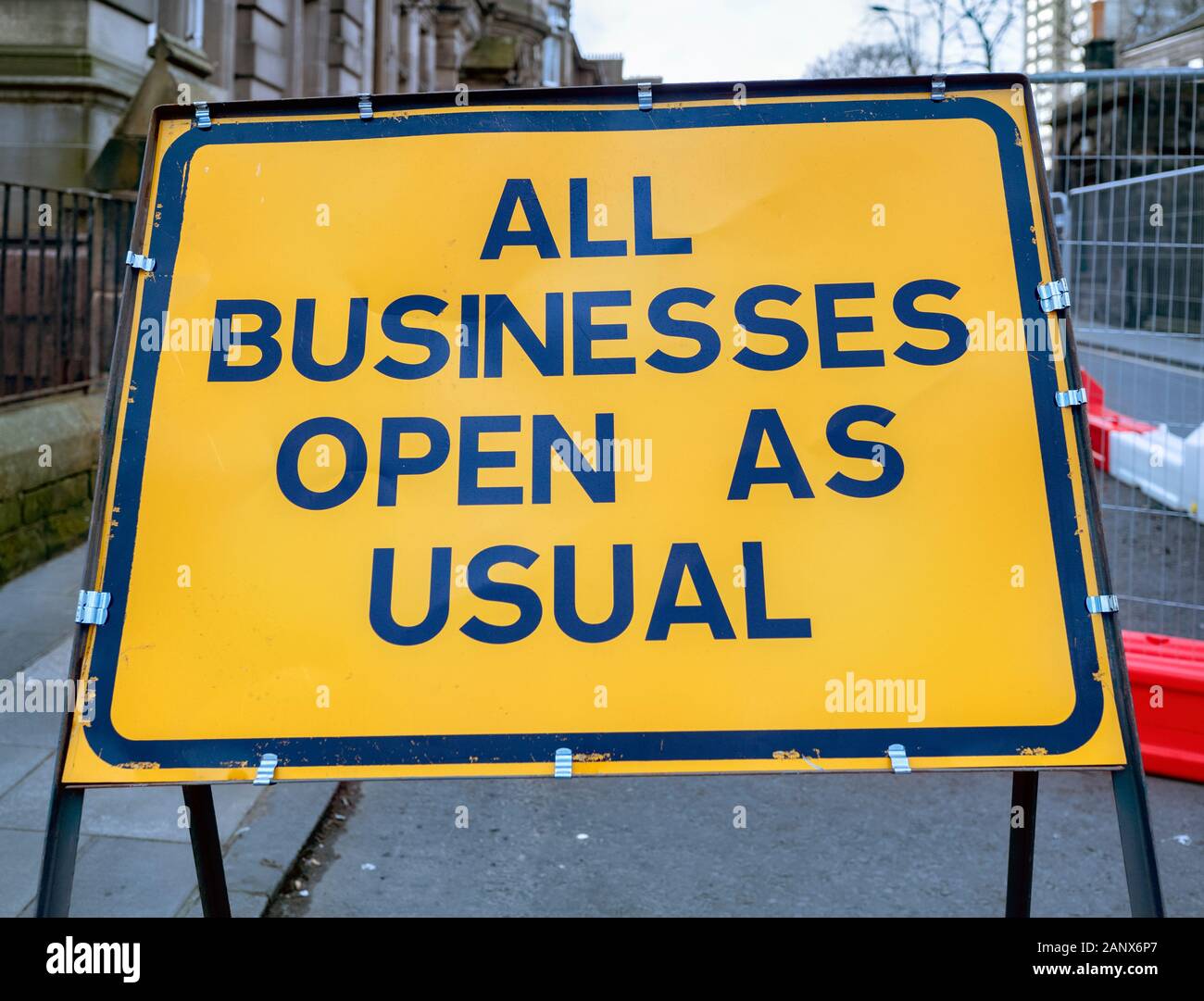 Todos los negocios abiertos como es habitual firmar en el sitio de la tranvía de Edimburgo trabaja en Leith, Edimburgo, Escocia, Reino Unido. Foto de stock