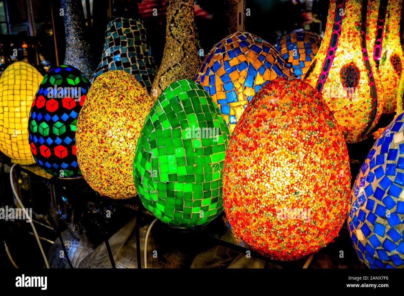 Lámparas decorativas de colores en venta en el mercado Khan el Khalili en el Cairo islámico Foto de stock