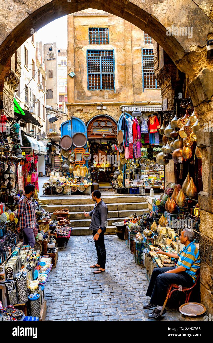 Vendedores ambulantes con sus coloridas mercancías y recuerdos en el mercado Khan el Khalili en el Cairo islámico Foto de stock