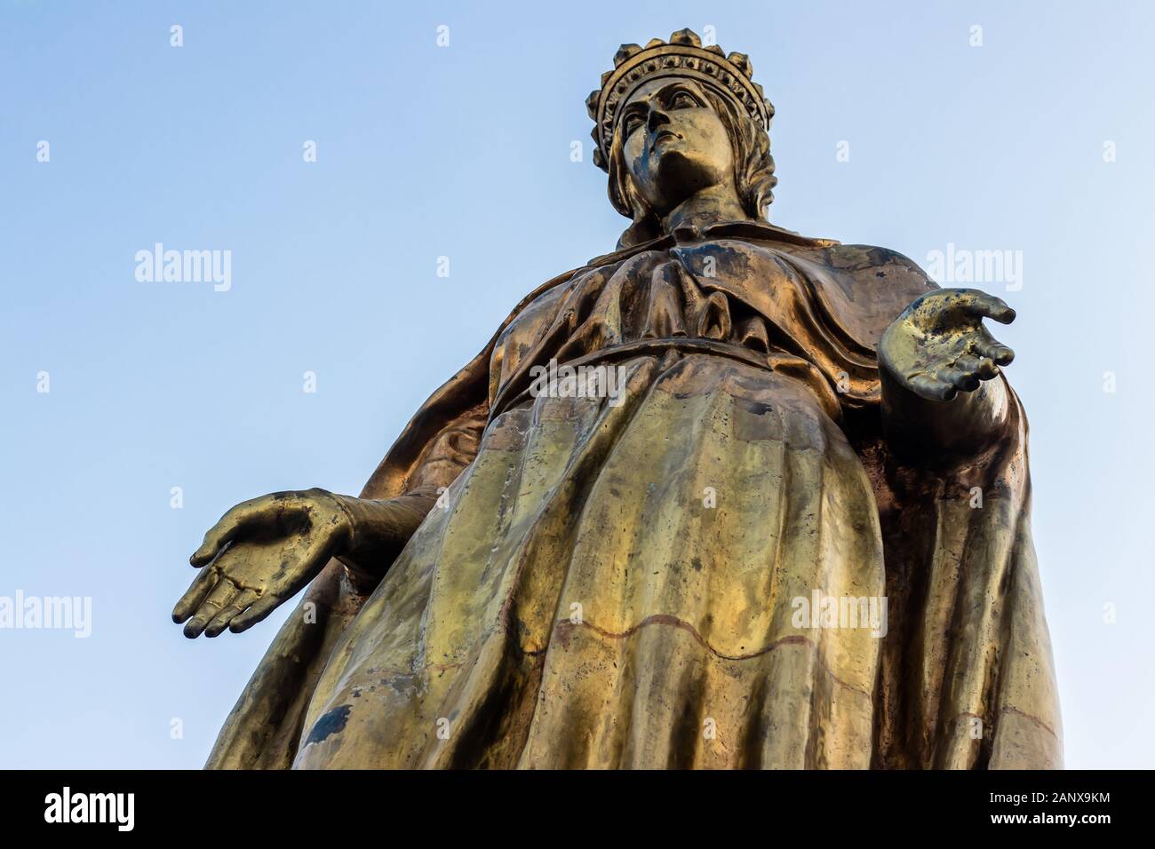 Una buena mirando de abajo a arriba disparar desde la estatua de la