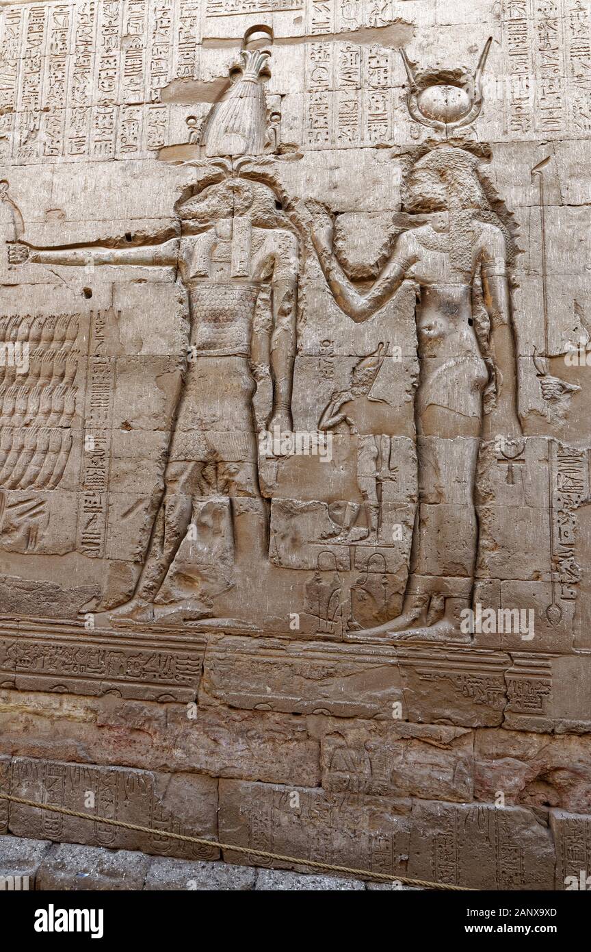Relieves Tallados En La Pared Exterior Del Templo De Khnum En La