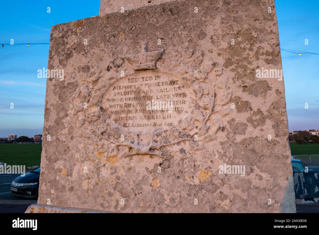 Inscripción en el Memorial de la guerra de Crimea, en el paseo marítimo en el Clarence Esplanade, Southsea, Portsmouth, Hampshire, la costa sur de Inglaterra Foto de stock