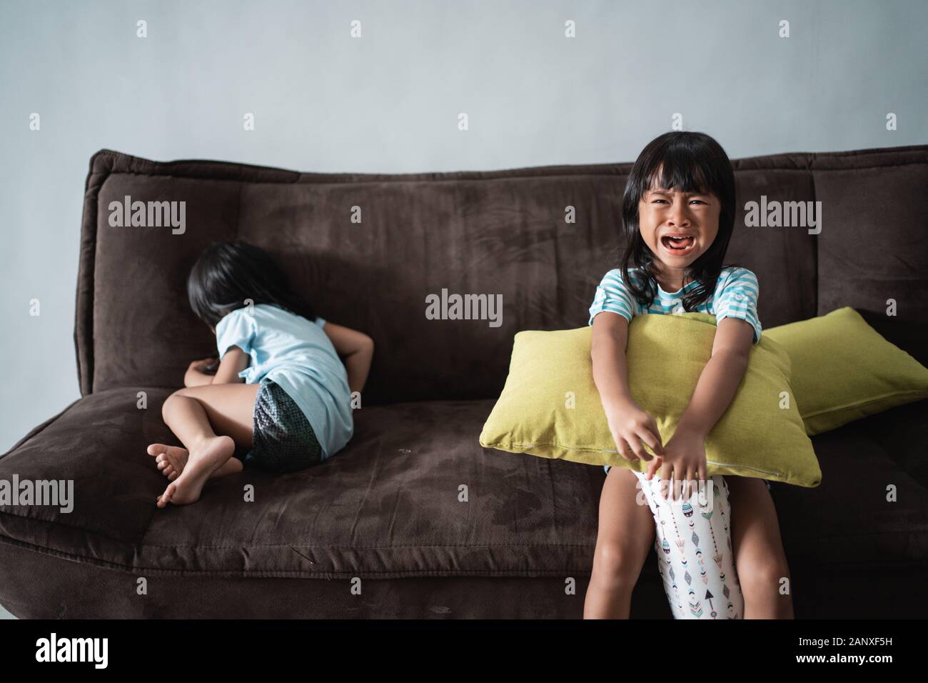 los niños luchan y lloran en casa Foto de stock