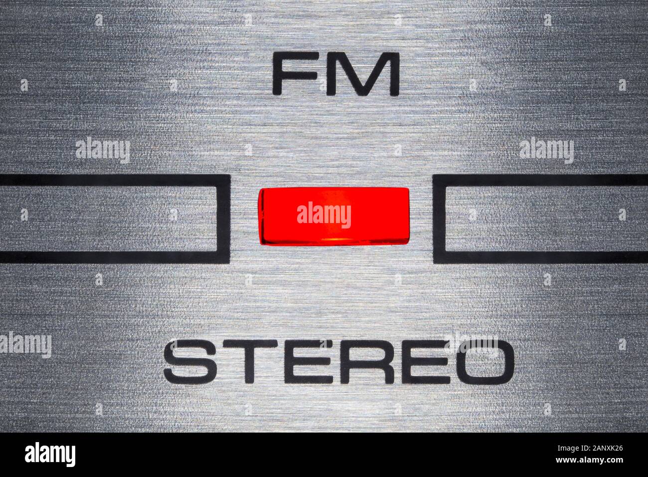 Cerrar la macro fotografía de luz indicadora de FM estéreo en vintage boombox. Foto de stock