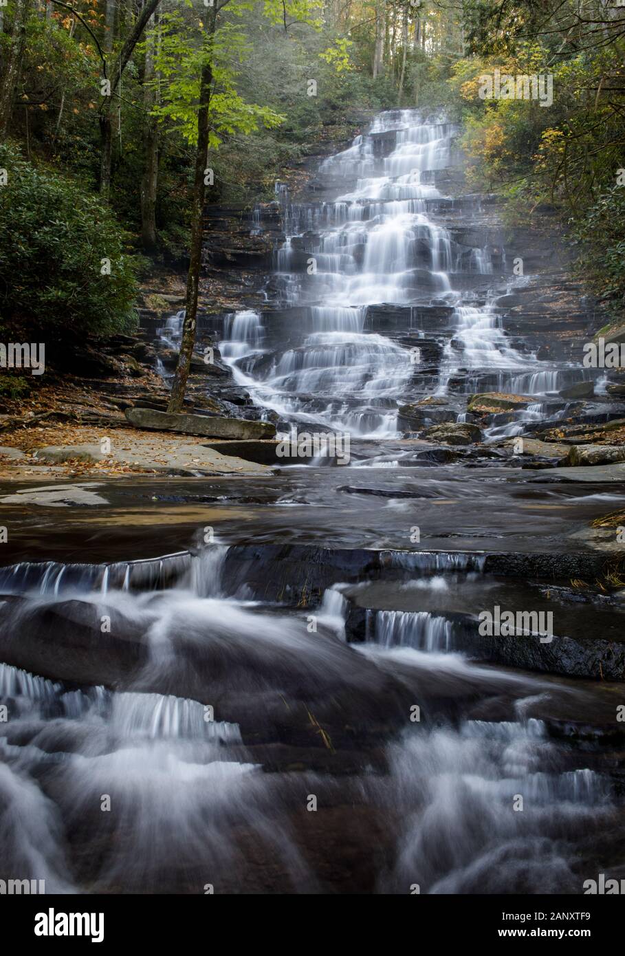 Minnehaha Falls, Rabun County, Georgia. Las numerosas cascadas a capas Minnehaha cae en una mañana de otoño. Minnehaha Falls están en Falls rama entre Foto de stock