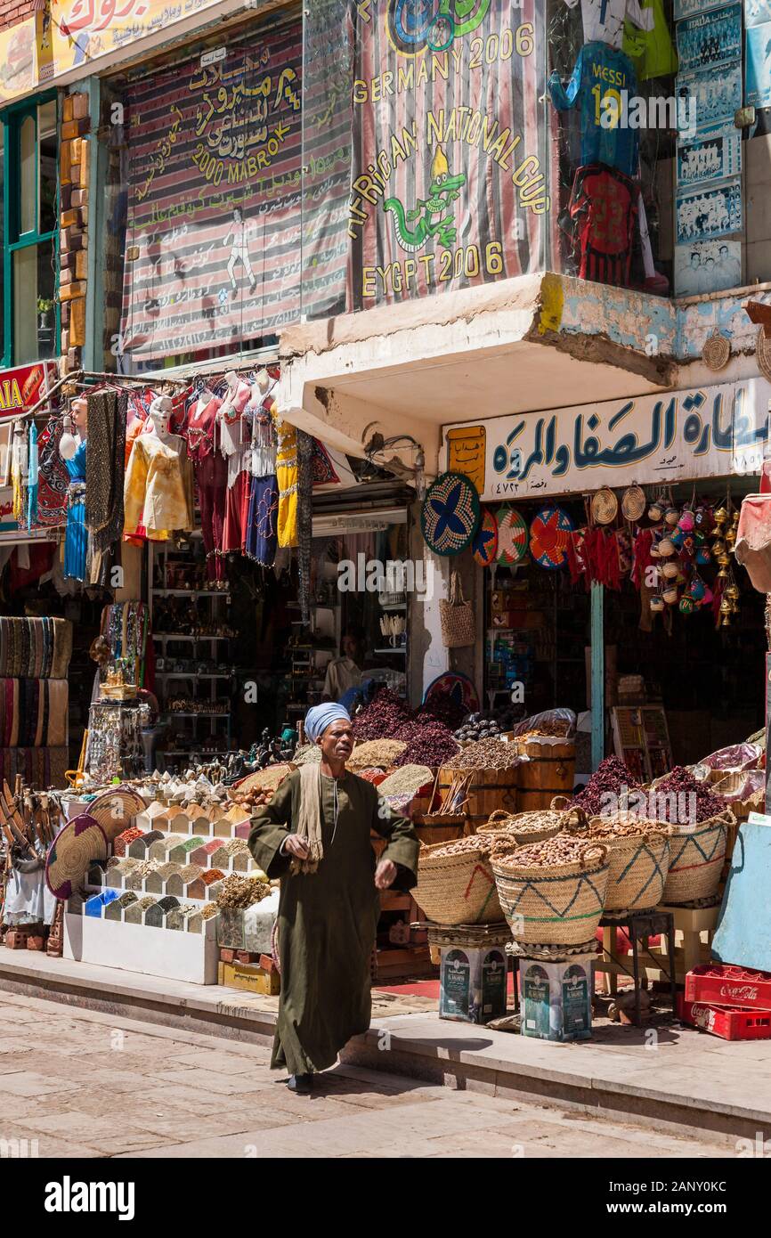 Calle principal de Suq, también bazar, mercado de la ciudad, centro de la ciudad, Asuán, Egipto, Norte de África, África Foto de stock