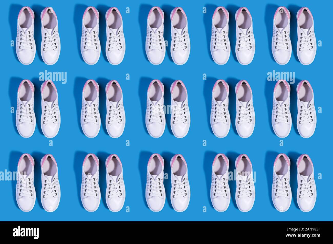 Blanco Puro Zapatillas Sobre Una Trama De Fondo Azul Brillante Fotografia De Stock Alamy