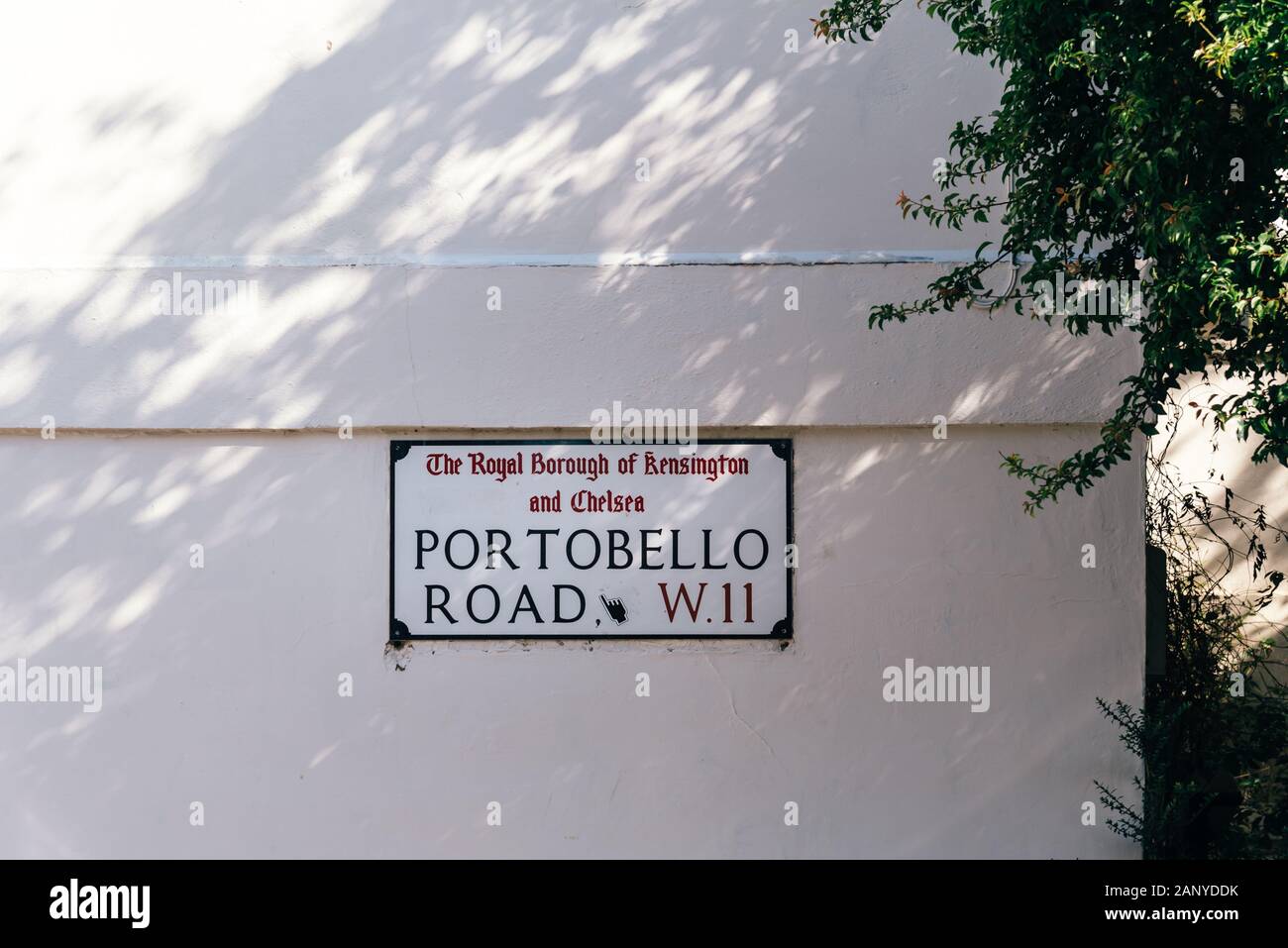 Londres, Reino Unido - 15 de mayo de 2019: el nombre de la calle Portobello Road sign sobre pared blanca Foto de stock