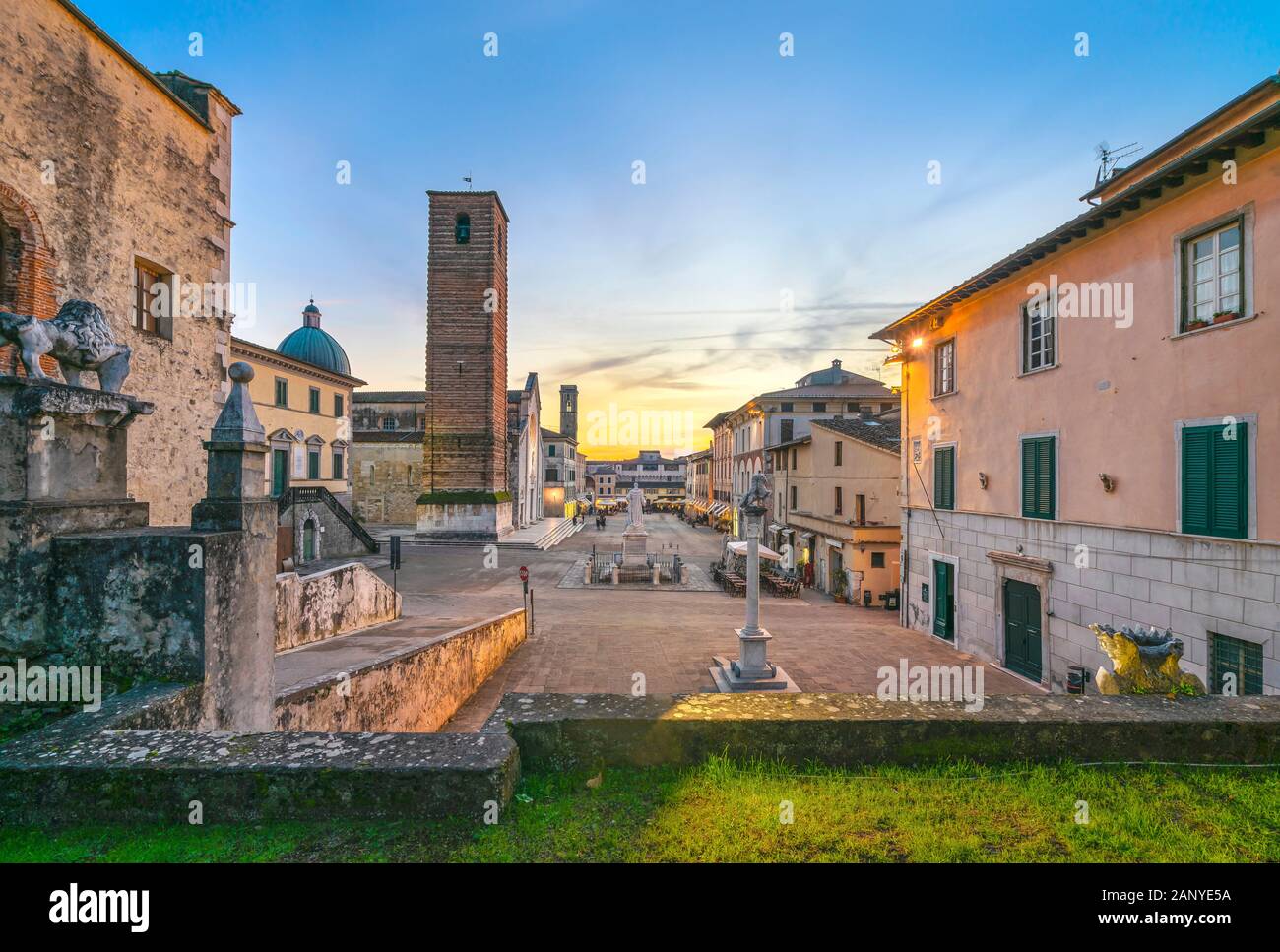 Pietrasanta Old Town ver al atardecer, la catedral de San Martino y la torre cívica. Versilia Lucca Toscana Italia Europa Foto de stock