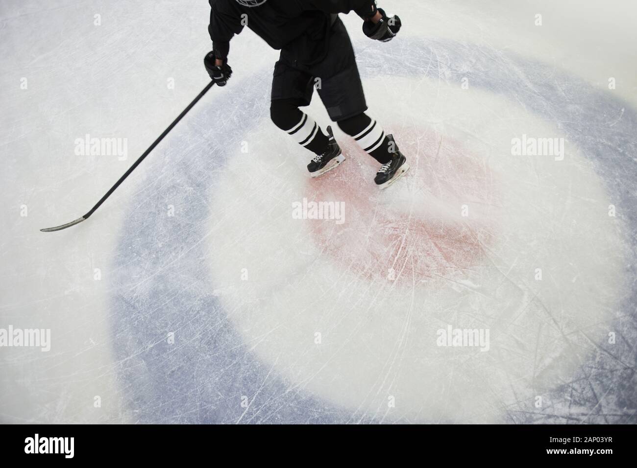 Un alto ángulo de disparo de acción del jugador de hockey sobre hielo en el estadio de ejecución, copia el espacio Foto de stock