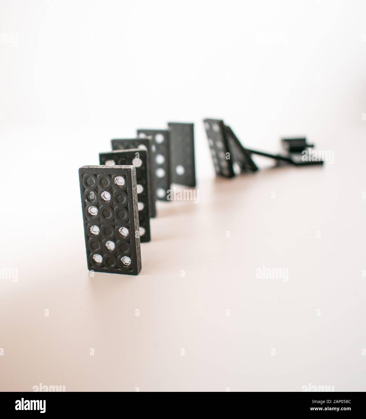 Set of dominoes fotografías e imágenes de alta resolución - Alamy