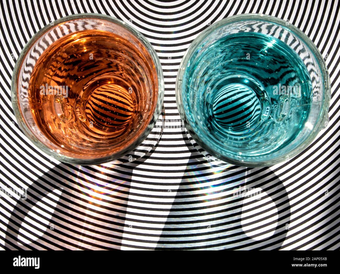 Una imagen para demostrar efectos ópticos en el vidrio y el agua con fines artísticos y educativos. Foto de stock