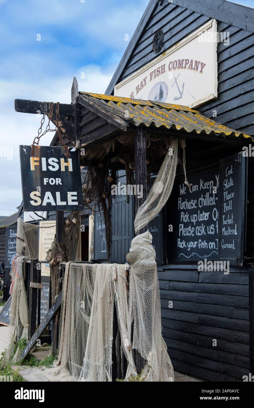 El único Bay Fish Company shop en Southwold Harbour. Foto de stock