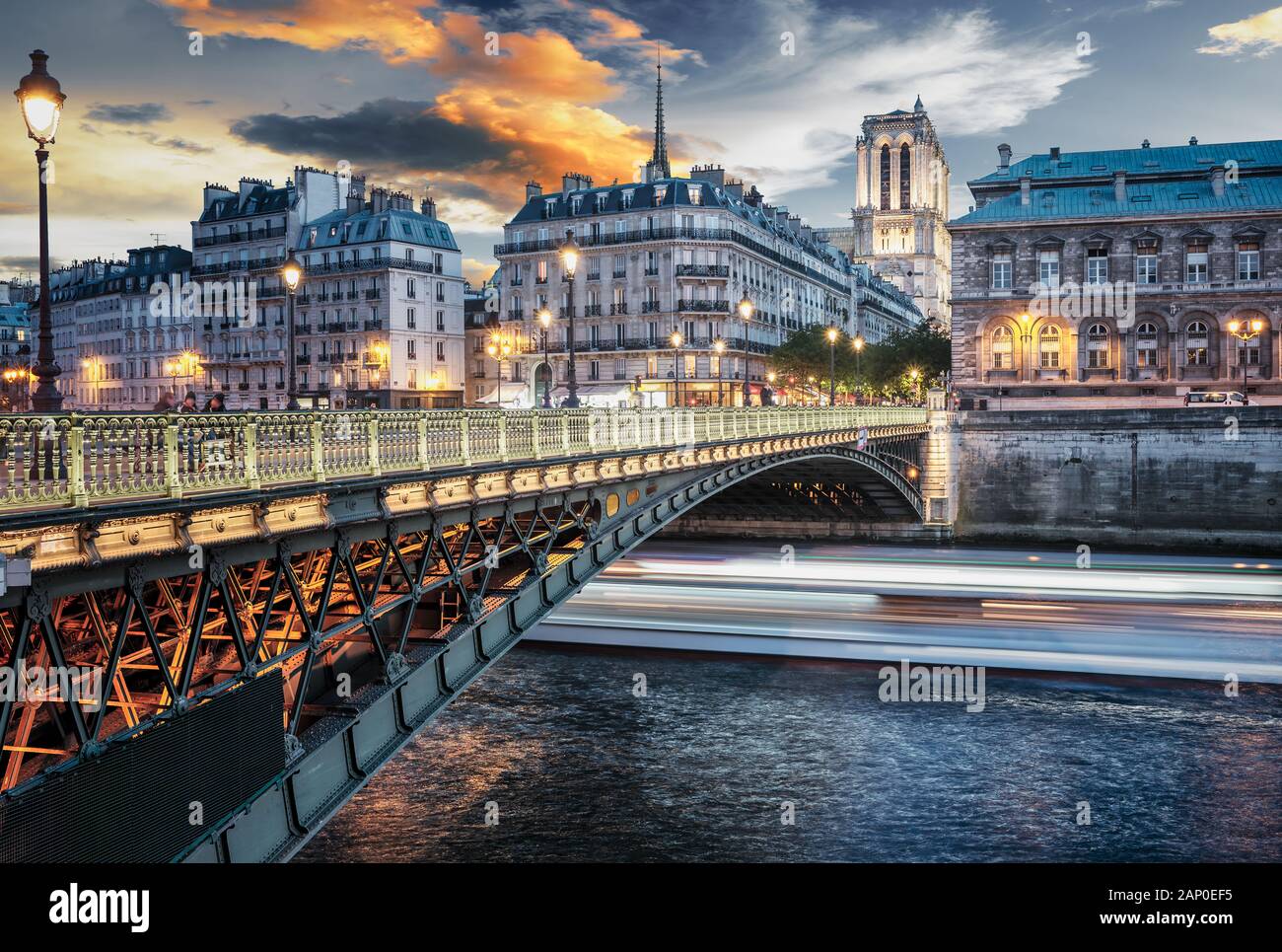 El puente Alexander III a través del río Sena en París, Francia al atardecer. Foto de stock