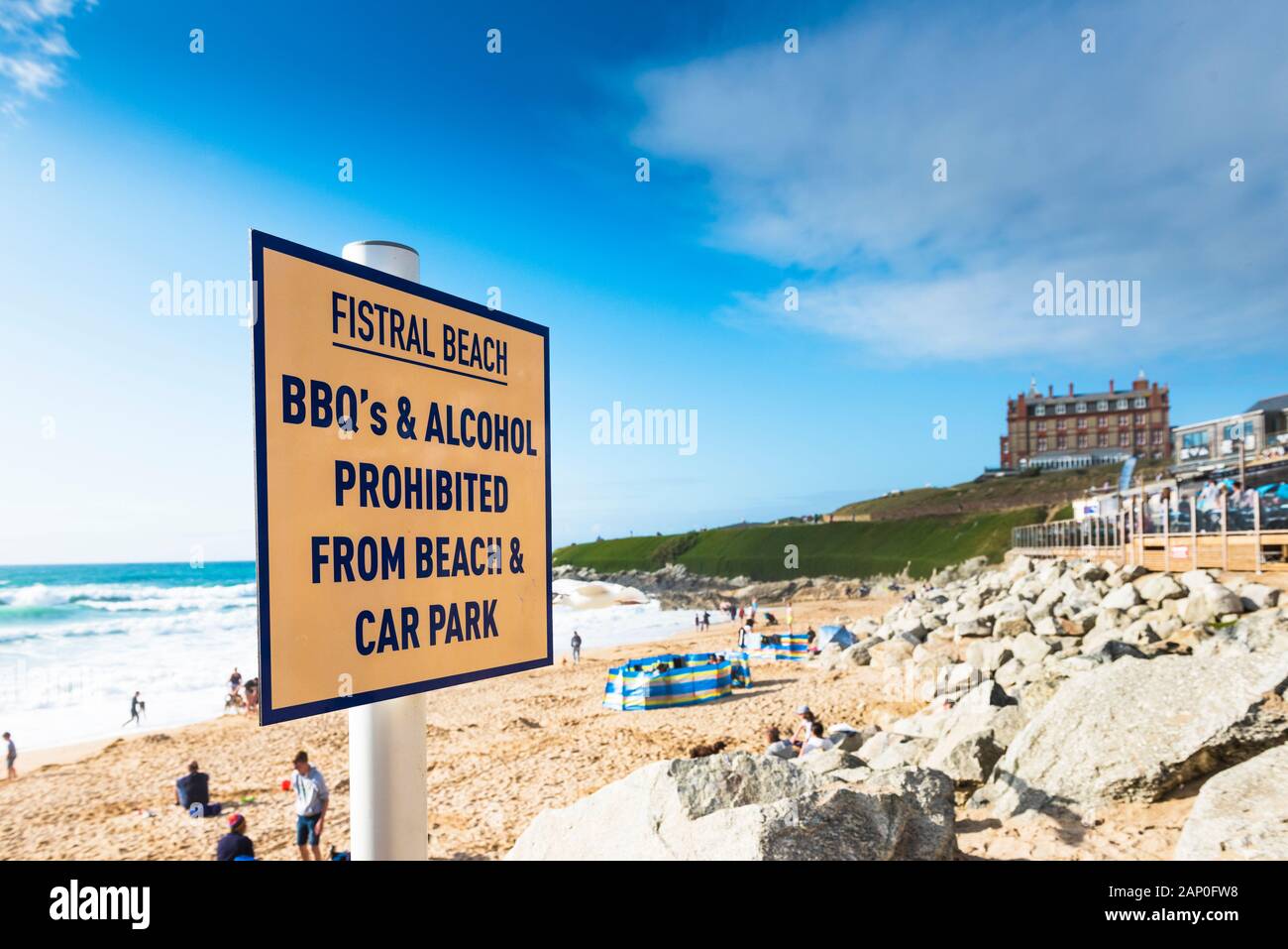 Un signo de prohibición de alcohol y barbacoas en la playa Fistral en Newquay en Cornualles. Foto de stock