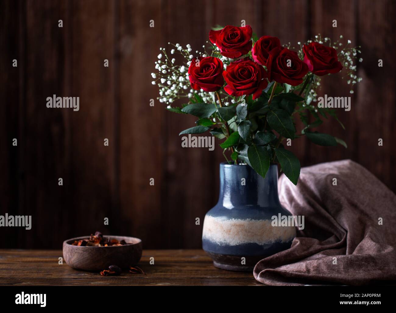 Arreglo de rosas rojas fotografías e imágenes de alta resolución - Alamy