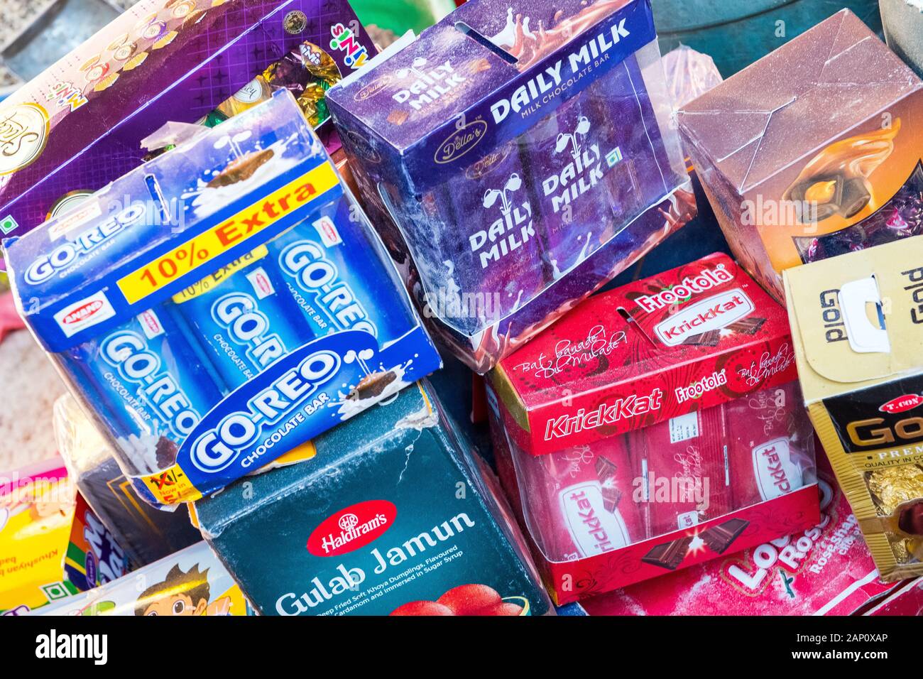 Venta de productos falsificados en un mercado de Nepal Foto de stock