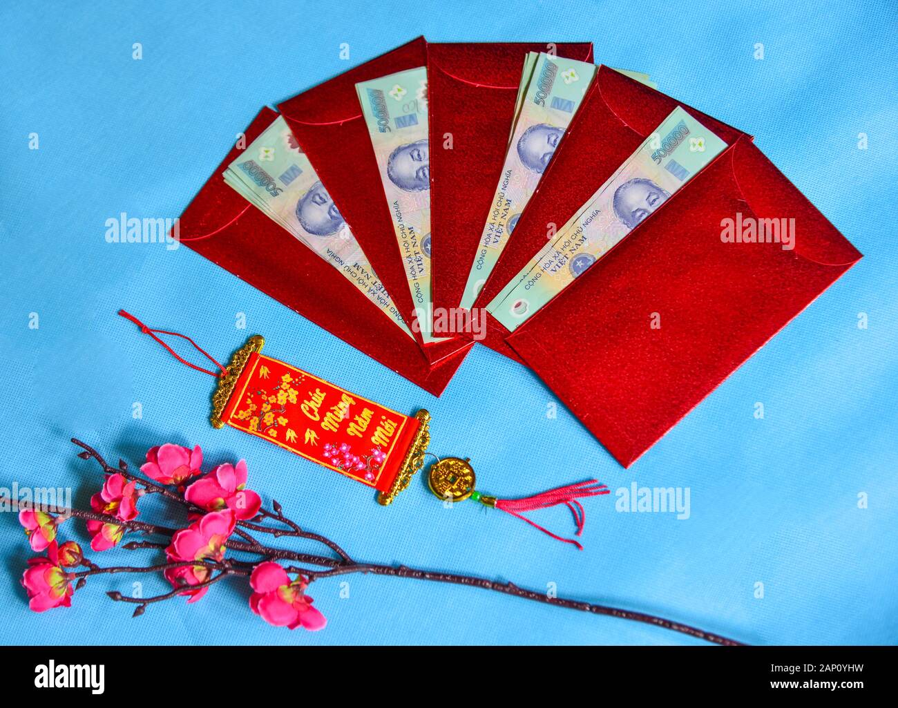 Regalos para Año Nuevo Lunar de prosperidad y buena suerte. Lucky Money en  bolsa de papel rojo (Bao Li Xi) en Año Nuevo vietnamita (Tet Fotografía de  stock - Alamy