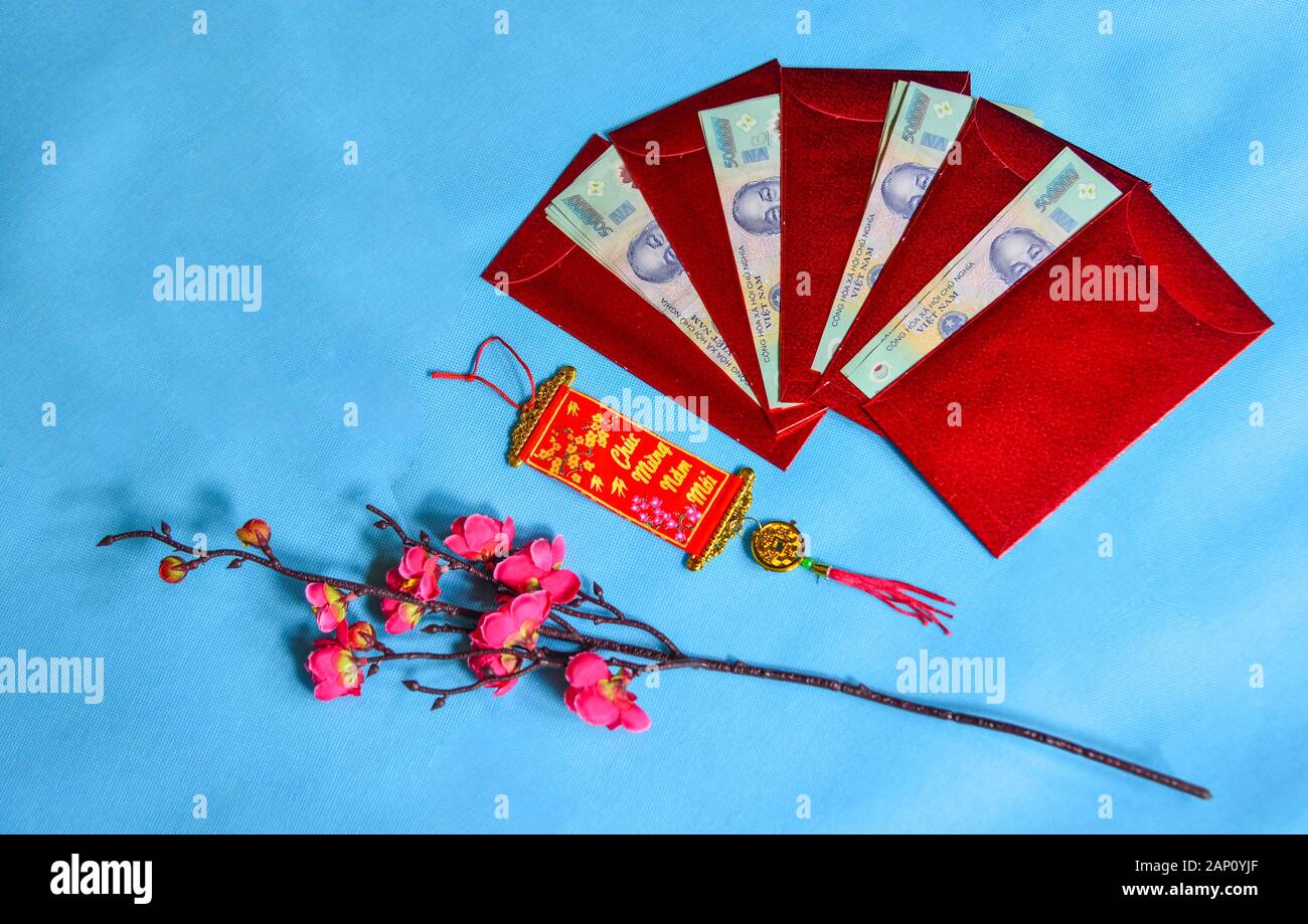 Regalos para Año Nuevo Lunar de prosperidad y buena suerte. Lucky Money en  bolsa de papel rojo (Bao Li Xi) en Año Nuevo vietnamita (Tet Fotografía de  stock - Alamy