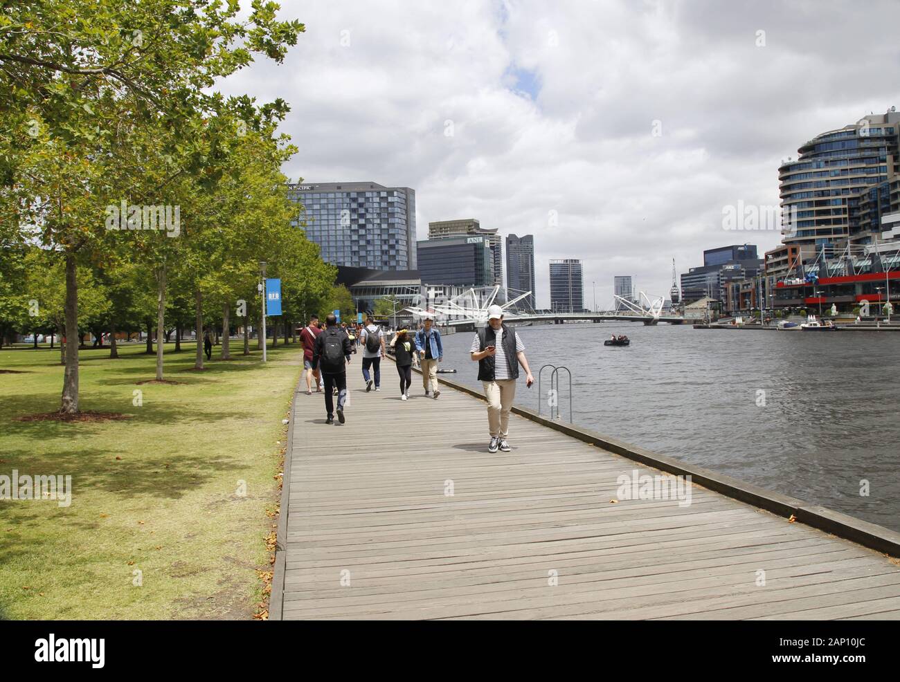 Los turistas de South Wharf Promenade, el Río Yarra, Melbourne, Australia Foto de stock