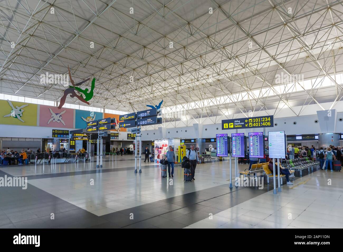Gran Canaria, España - 24 de noviembre de 2019: la terminal del aeropuerto  de Gran Canaria (LPA) en España. Uso | en todo el mundo Fotografía de stock  - Alamy
