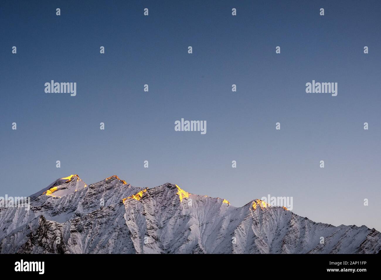Cimas de montaña con cielo azul, Himalayas Foto de stock