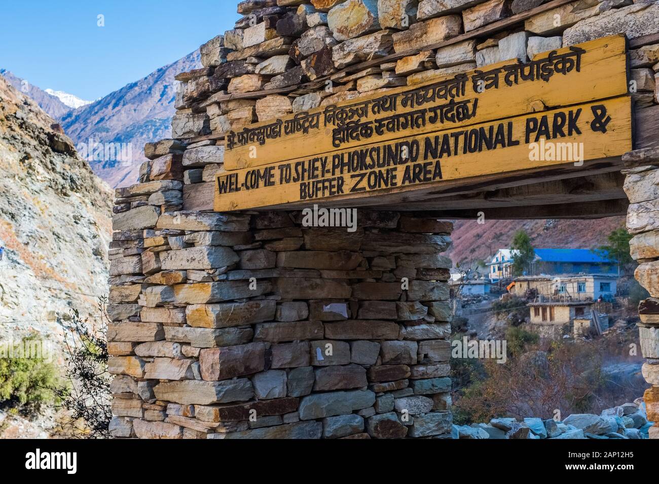 Puerta de entrada al Parque Nacional Shey Phoksundo, Dolpo, Nepal Foto de stock