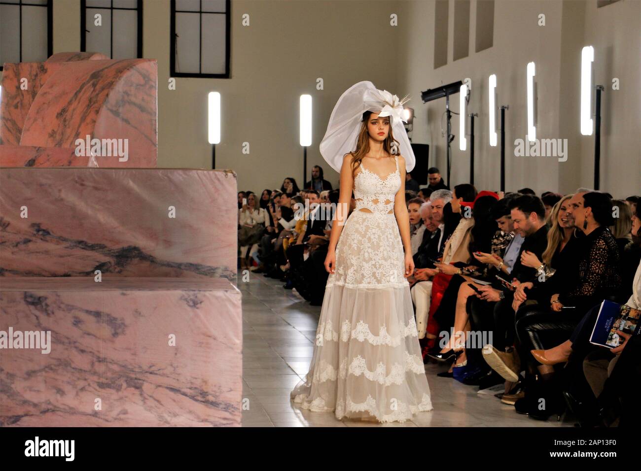 Un modelo exhibe un vestido de novia de la diseñadora de moda griegas Stalo Theodorou durante el segundo día del mujeres diseñadores unieron fuerzas para presentar sus creaciones de boda en Un modelo exhibe un vestido de novia de la diseñadora de moda griegas Stalo Theodorou durante el segundo día del mujeres diseñadores unieron fuerzas para presentar sus creaciones de boda en