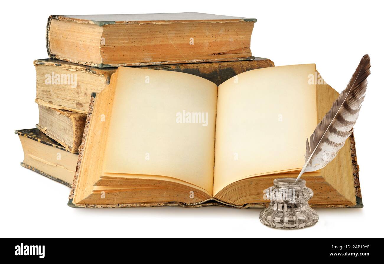 Libros antiguos aislados. Libro abierto con las páginas en blanco, la pila de libros antiguos y inkwell aislado sobre fondo blanco con trazado de recorte Foto de stock