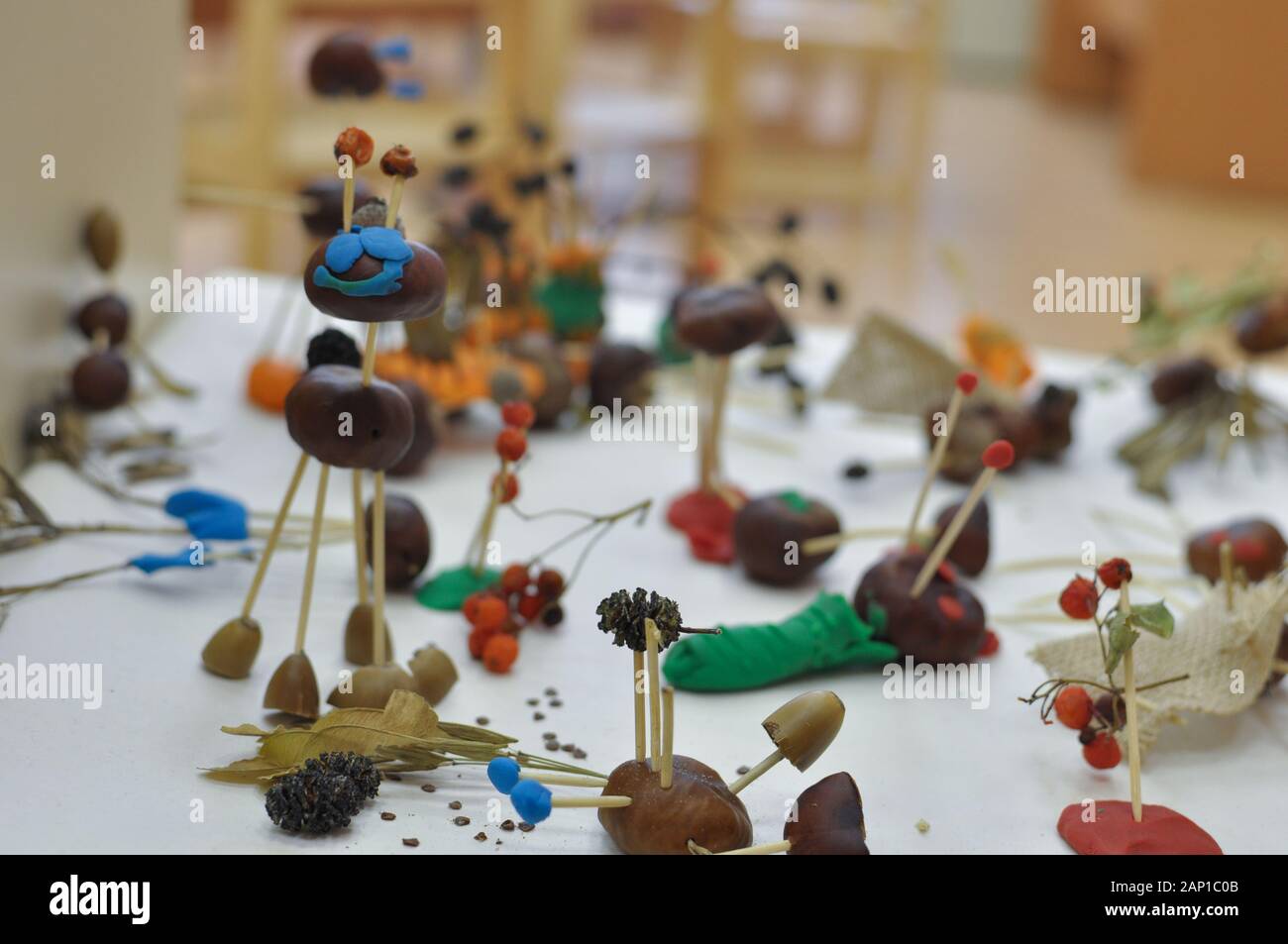 Children's artesanías hechas de materiales naturales, master class para niños Foto de stock