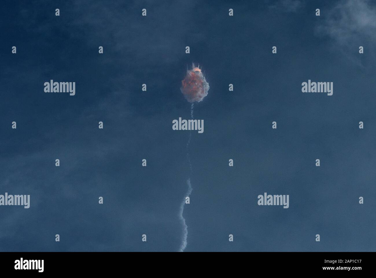 El cohete Falcon 9 de SpaceX se autodestruye después de que la cápsula de astronauta Crew Dragon se separara durante un lanzamiento de prueba en Cabo Cañaveral, Florida. Foto de stock