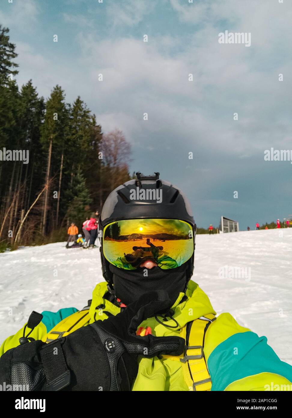 Hombre teniendo selfie en máscara de esquí y gafas en Cerro Nevado  Fotografía de stock - Alamy