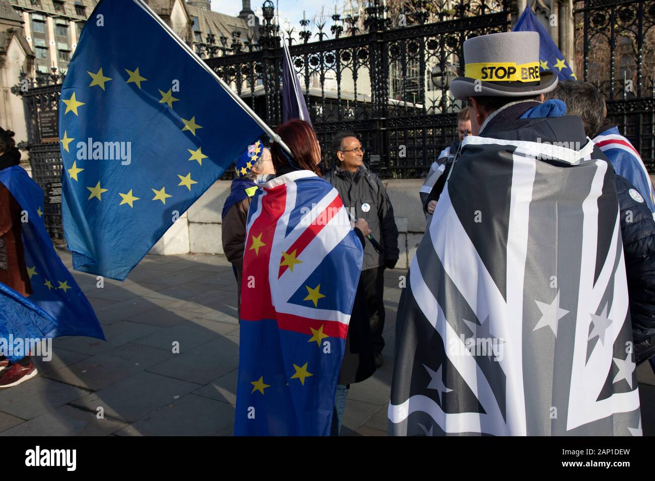 Manifestante anti Brexit Steve Bray vistiendo su nuevo negro y gris del Reino Unido y de las banderas de la Unión Europea dice que se debe a un sentimiento sombrío en Westminster fuera del Parlamento el 15 de enero de 2020 en Londres, Inglaterra, Reino Unido. Con una mayoría conservadora en el poder del gobierno y Brexit día a finales de Enero se vislumbra, el papel de estos manifestantes es ahora para demostrar, en la esperanza de la más suave Brexit acuerdo posible. Foto de stock