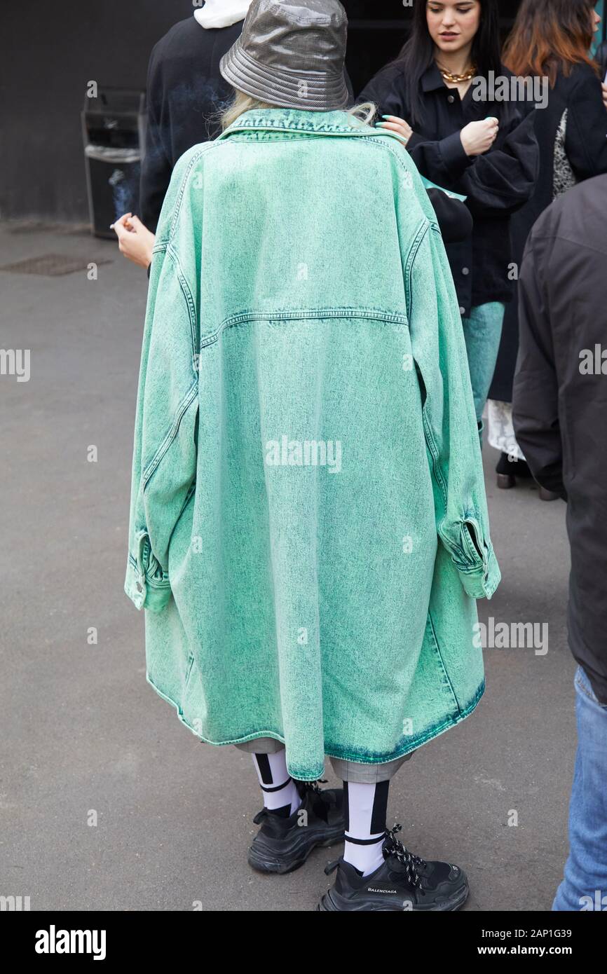 Milán, Italia - 14 de enero de 2019: Una Mujer con abrigo y denim turquesa  negro zapatillas Balenciaga antes Marco de Vincenzo Fashion Show, la moda  de Milán Nos Fotografía de stock - Alamy