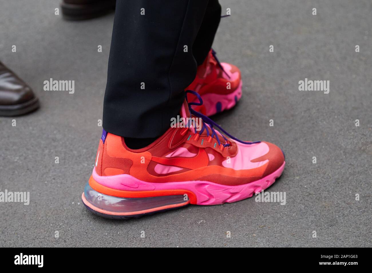 Milán, Italia - 14 de enero de 2019: el hombre rojo y rosa zapatillas Nike antes de Marco de Vincenzo Fashion Show, la Semana de la moda de Milán street style