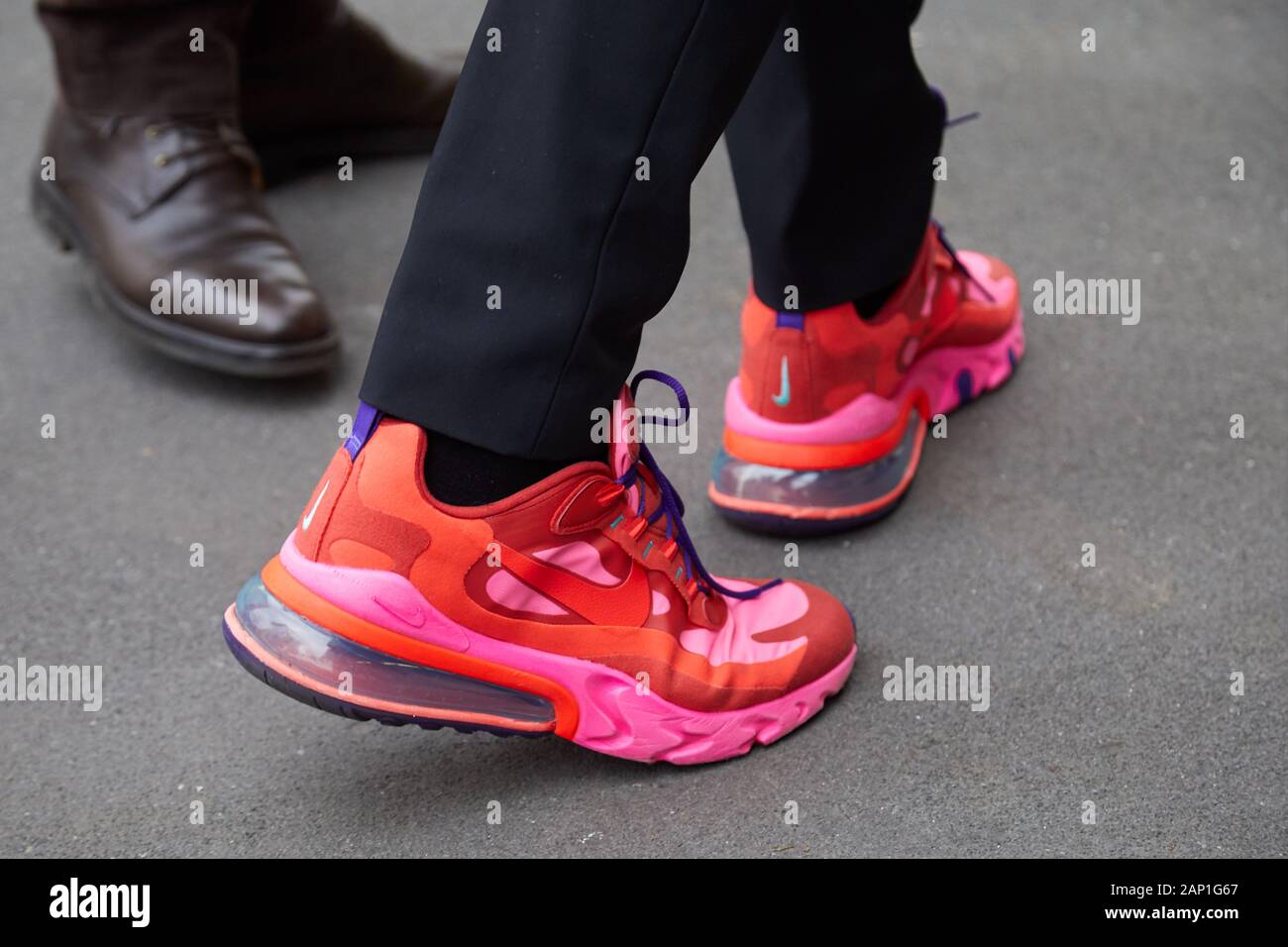 Zapatillas Nike Rojas Negras Fotos e Imágenes de stock - Alamy