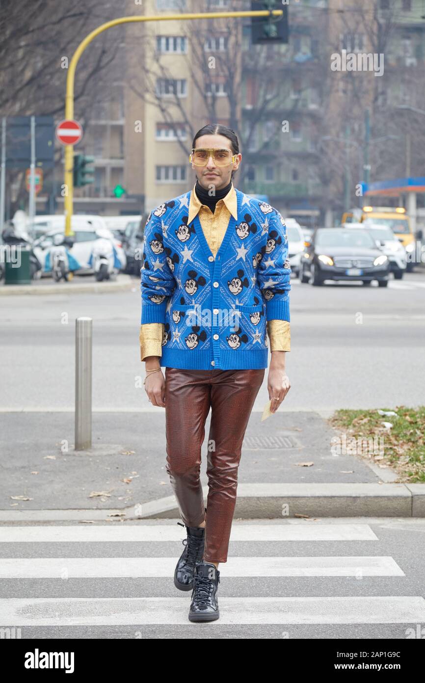 Milán, Italia - 14 de enero de 2019: El Hombre con camisa amarilla y jersey  azul con