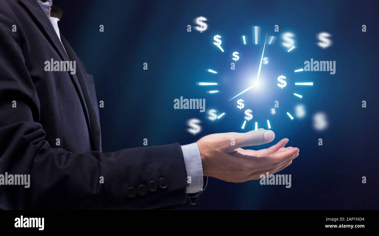 El tiempo es dinero. El empresario la mano que sostiene el reloj virtual con dinero iconos Foto de stock