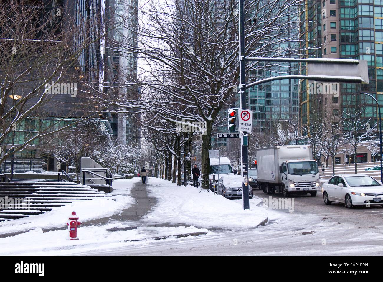 Vancouver, Canadá - 13 de enero de 2020: Una vista de West Georgia Street cubierta de nieve. Tormenta de nieve y clima extremo en Vancouver. Foto de stock