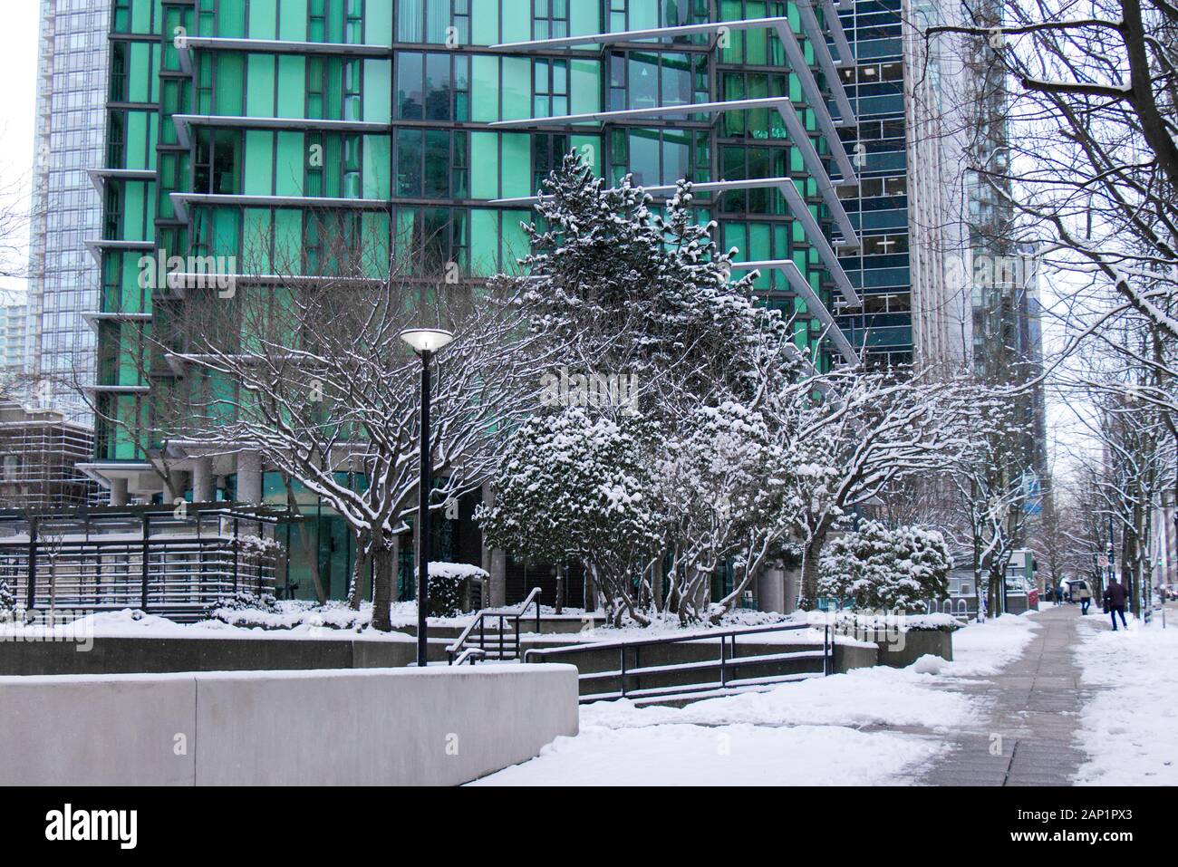 Vancouver, Canadá - 13 de enero de 2020: Una vista de West Georgia Street cubierta de nieve. Tormenta de nieve y clima extremo en Vancouver. Foto de stock