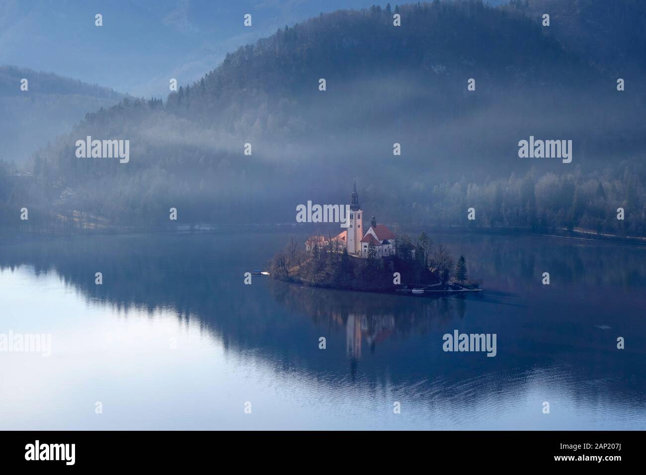 Eslovenia. Vista aérea sobre el Lago Bled y la isla con la iglesia de peregrinación dedicada a la Asunción de María (Cerkev Marijinega vnebovzetja) Foto de stock